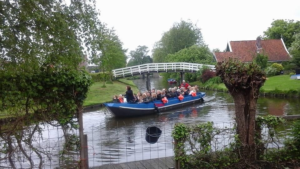 Rondvaartbootje door de polders